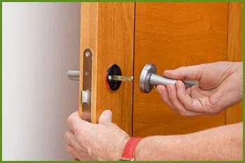 Neighborhood Locksmith Services Saint Albans, NY 718-673-6791 - 14-install-new-Lock